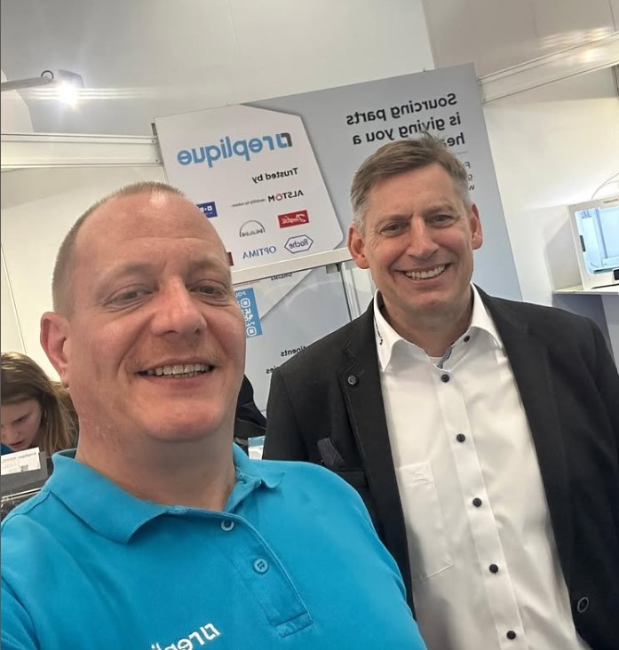 Mark Winker und CobotUli auf der Formnext